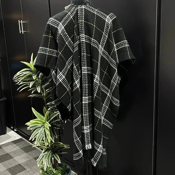 LOFT Knit Wrap Black/White/Tan plaid,Fall/winter warmth - Picture 3 of 11